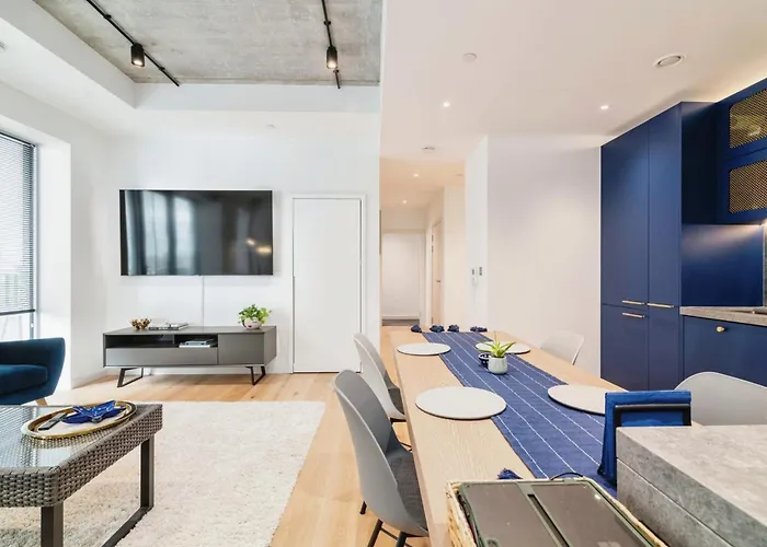 Chic 2 Bedroom Flat With Balcony