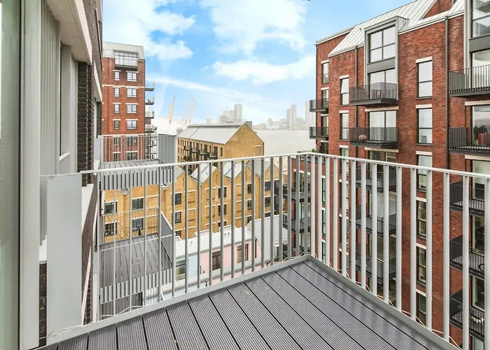Chic 2 Bedroom Flat With Balcony